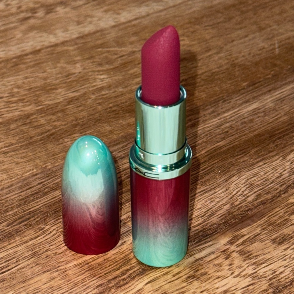 MAC Cosmetics M·A·Cximal Silky Matte Lipstick Color:
Captive Audience